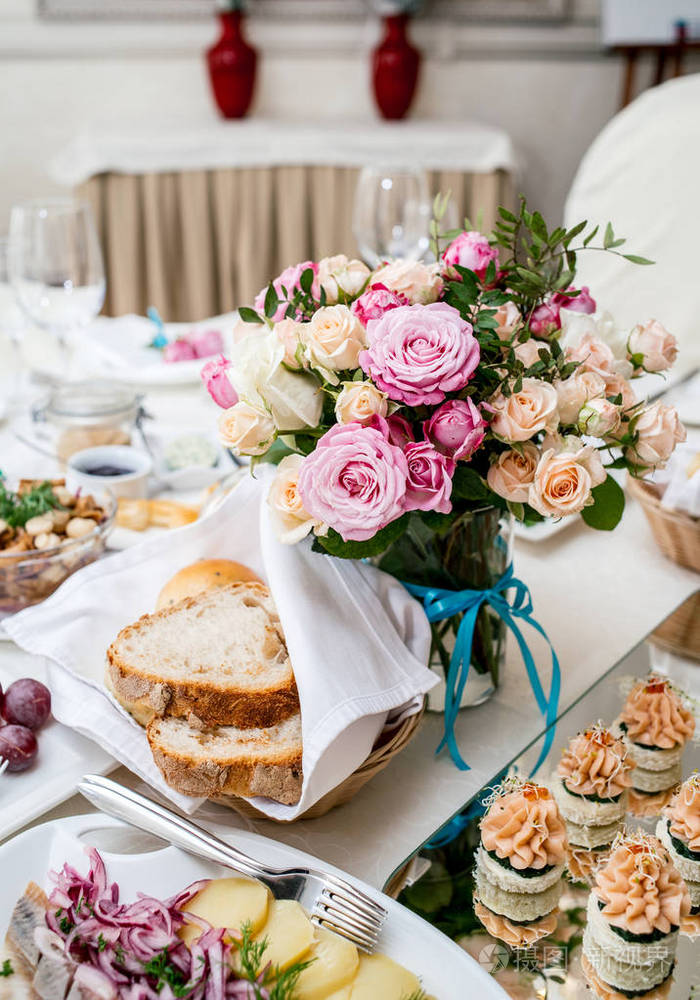 豪华婚宴的餐桌设置. 桌子上的花