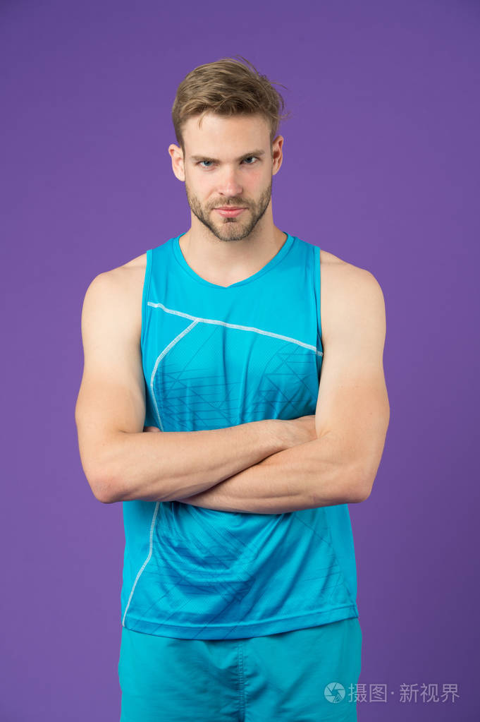 男人肌肉的身体为他的形状感到自豪.运动员享受他的肌肉身体为