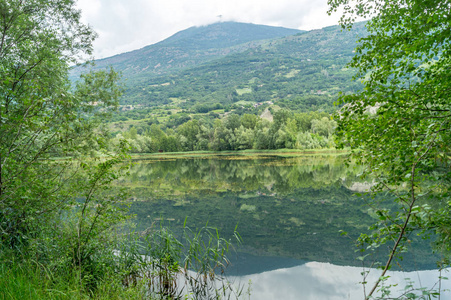 夏日的山景