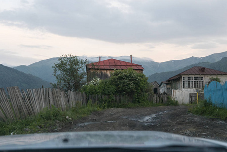 从老式村庄的汽车的道路旅行视图