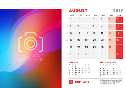 2019年8月。办公桌日历设计模板与照片的位置。 一周从星期一开始。 三个月的页面。 矢量插图