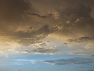 五彩缤纷的天空为雨而来，天空为背景