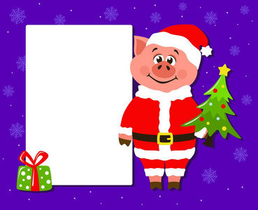 圣诞贺卡或新年贺卡与一头猪穿着圣诞老人服装。 紫罗兰背景上带有白板的卡通人物。 圣诞树和礼品盒。 矢量图。