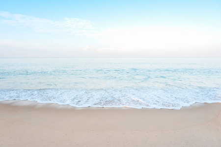 美丽的白云在蓝天上平静的海洋背景。 宁静的夏季海洋和谐平静的水面。 阳光明媚的天空和平静的蓝色海洋。 充满活力的海洋，地平线上有