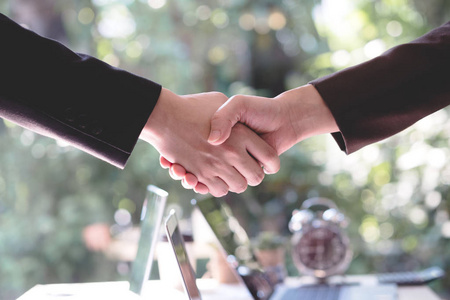 商务人士在做生意后握手. 商业伙伴关系的概念,成功的商人和协议.