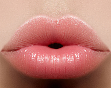 完美干净的,新鲜的嘴唇化妆. 美丽的温泉嫩唇照片