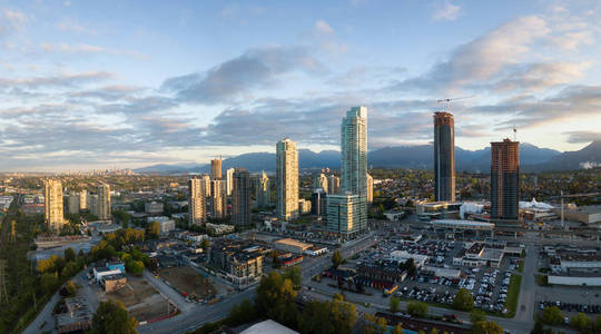 布伦特伍德购物中心周围住宅楼和建筑工地的空中全景。 摄于加拿大温哥华大伯纳比。