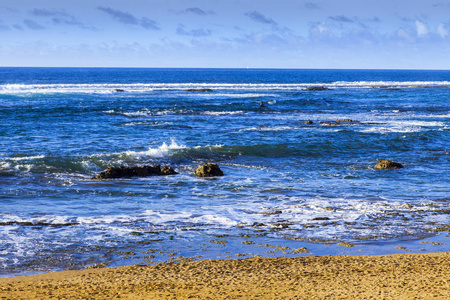大西洋沿岸的美丽岩石被海浪冲走了