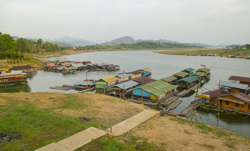 泰国坎恰纳布里省浮动村