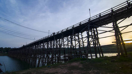 泰国Kanchanaburi河山木桥