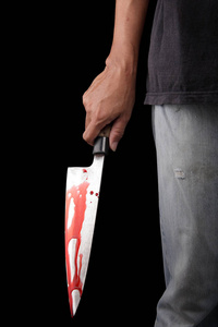 邪恶的罪犯拿着一把锋利的大刀准备抢劫或杀人,旁边有夹路照片