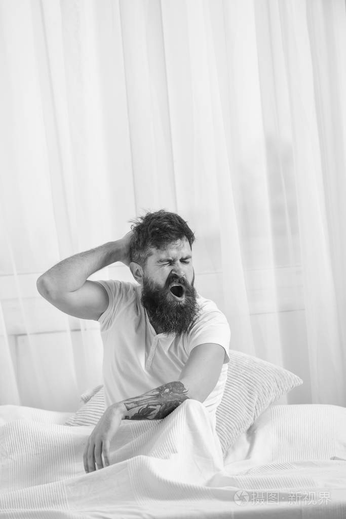 懒鬼的概念.睡累了的人脸上打呵欠.