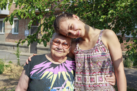 孙女和祖母90岁