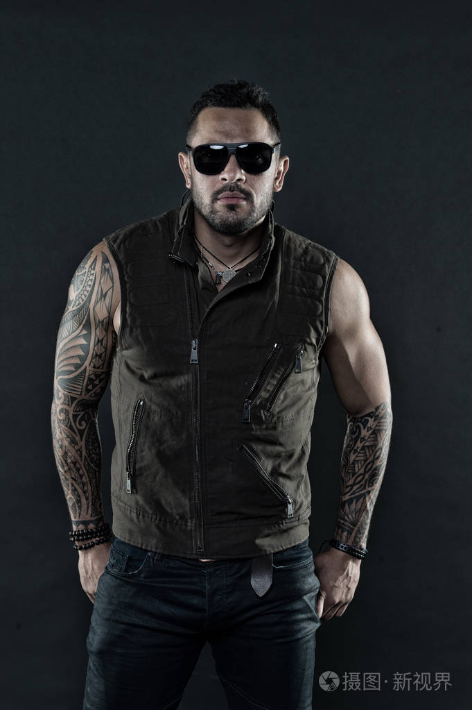 有胡子的男子在强大的武器纹身.刺青男子二头肌和三肌.