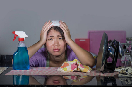 肮脏的用具附近看看衣服的女人忙碌的女人是累了她的工作量快乐的女孩