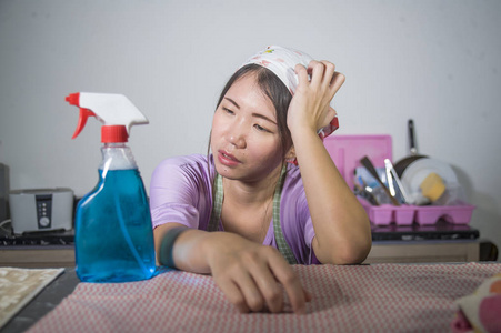 年轻漂亮的过度工作和压力亚洲韩国女佣工作家庭清洁和洗喷雾瓶愤怒和沮丧的家务和家务压力