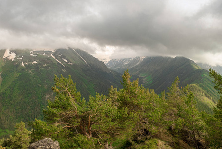 山谷和山峰，山坡上有积雪的遗迹，由低密的云层封闭，景观插图背景