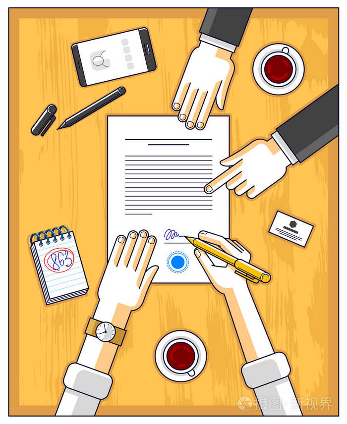 商人签署合同纸文件或银行客户在货币信贷的金融形式上写一个签名