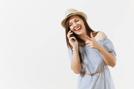 微笑的女人穿着蓝色的连衣裙帽在手机上交谈，在白色背景下进行愉快的交谈。 人们真诚的情感生活方式观念。 广告区域。 复制空间