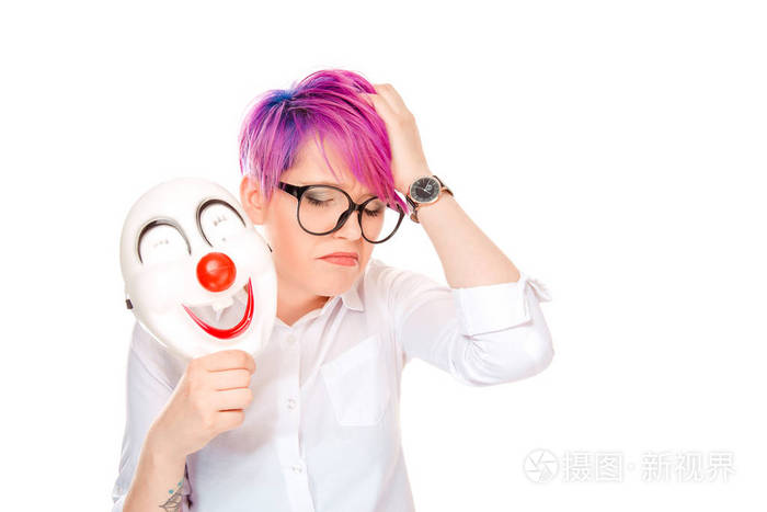 肖像悲伤沮丧的女人头上戴着沮丧的手势摘下小丑面具表达快乐幸福孤立