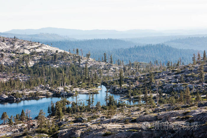 一个美丽的,偏远的湖泊,双子湖,周围是花岗岩岩石的荒凉荒野内华达