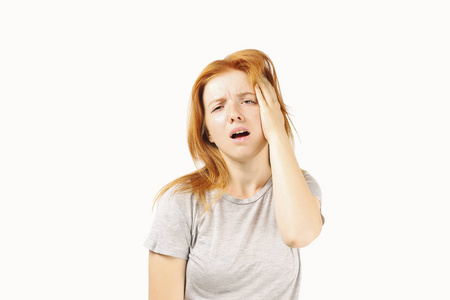 漂亮的女性感到头痛,抱着头.非语言行为,肢体语言.