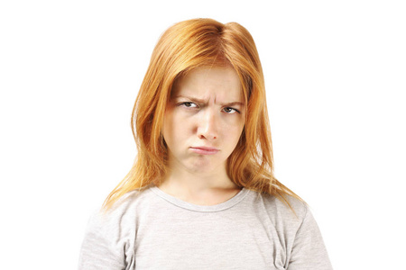 特写红发白种人年轻女子的肖像,失望的面部表情,皱眉的眉毛和痛苦的
