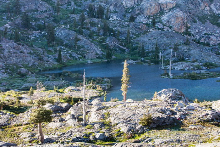 个美丽的湖泊被崎岖的花岗岩岩石包围在加州北部内华达山脉荒凉的荒野