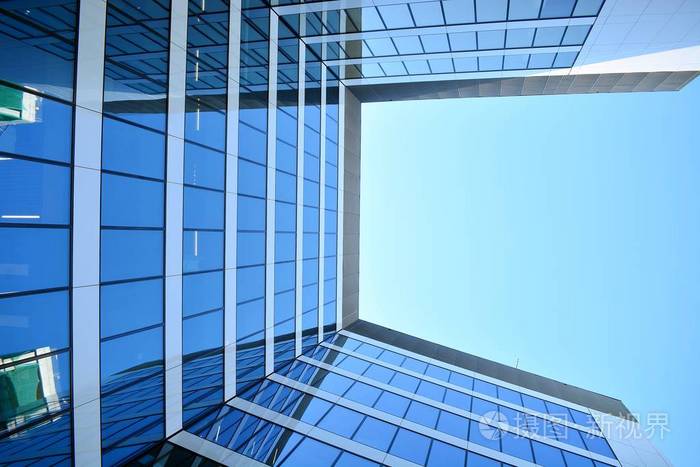 现代摩天大楼的蓝色清洁玻璃墙