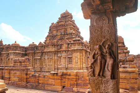 女仆,另一个拿着一个苍蝇拍,刻在东穆卡曼达帕玛利卡朱纳寺的柱子上