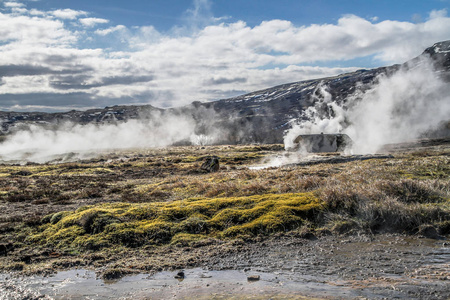 冰岛的间歇泉。 斯特鲁库尔间歇泉喷发在冰岛黄金圈路线的Haukadalur地热区。 冰岛西南部的斯特罗库尔间歇泉。 著名的旅游景