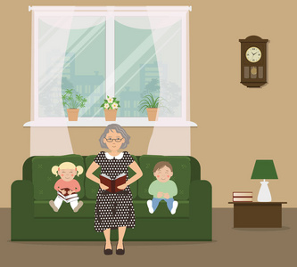 祖母给孩子们读了一本书。 老太太和她的孙子们坐在客厅的沙发上。 窗台上有花，房间里也有挂钟