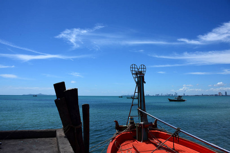海景和小船在渔港码头和小渔船泰国生活在Sattahip Chonburiview与小渔船在Bangsare渔港码头