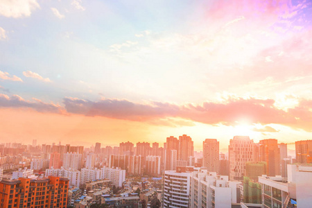 感恩节概念Bokeh光和模糊城市天际线日出背景