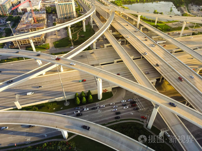 鸟瞰大型公路交叉口叠加立交桥与高架道路交叉口立交桥在休斯顿得克