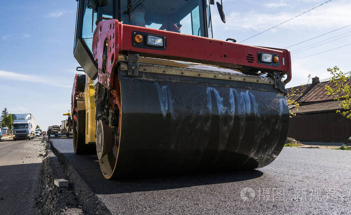重型振动压路机在沥青路面工作的新道路施工现场.修复