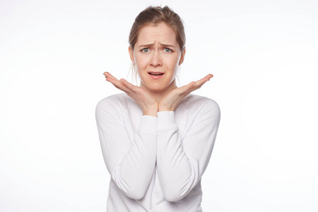 双手握在下巴下,下巴从不高兴中掉下来,看到一些失望和不愉快的事情