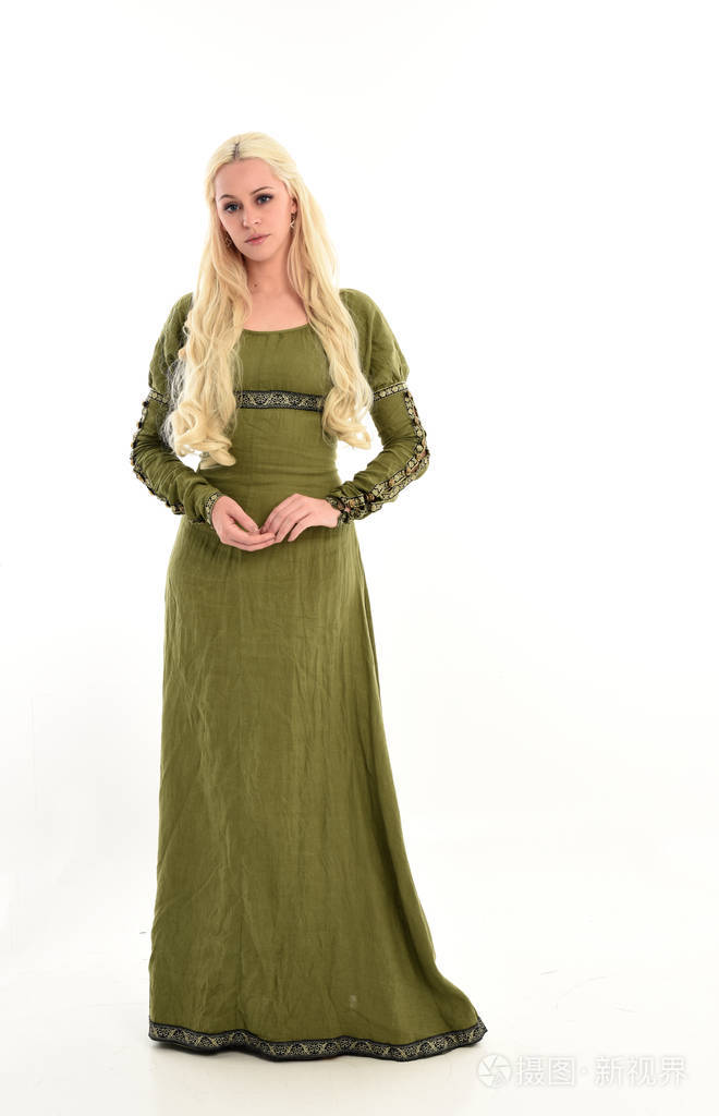 穿着绿色中世纪长袍的金发女孩的全长肖像站立姿势孤立在白色工作室