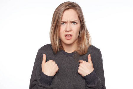 年轻愤愤不平的女人的头头,双手抱在胸前,口头上为自己辩护,脸上露出