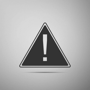 警示感叹号在灰色背景上隔离的三角形图标中的感叹号.
