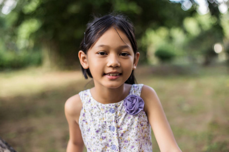 小可爱的亚洲女孩站在紫色的花田阳光日。享受自然的自由。