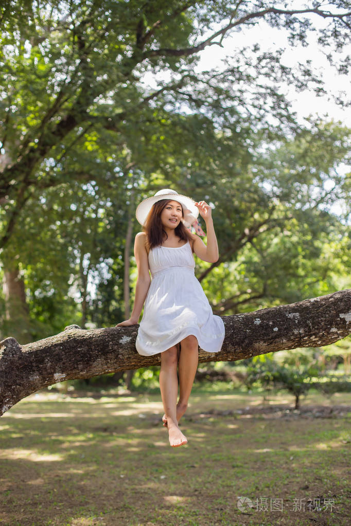 坐在树上的年轻少女