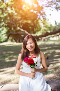 女人手里的花