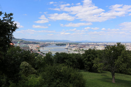 从Gellrt山上，你可以看到多瑙河和布达佩斯，匈牙利的首都。