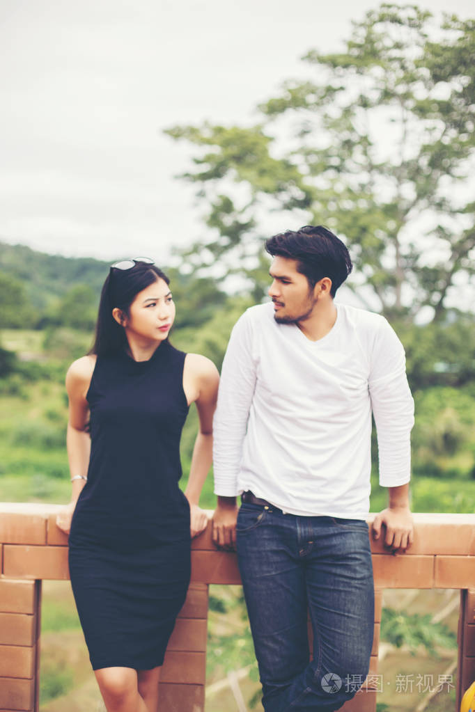 年轻英俊的男朋友拥抱他的女朋友她又伤心又难过