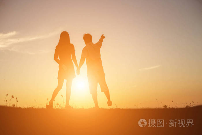 一个男人和女人手拉手一起走路的轮廓.