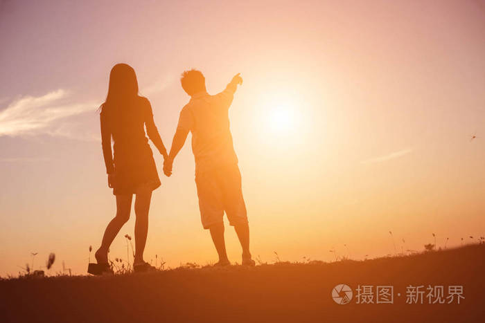 一个男人和女人手拉手一起走路的轮廓