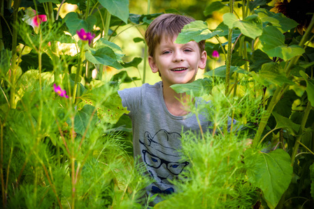 快乐的穆拉托男孩正微笑着享受收养的生活。 小男孩在自然公园或户外的肖像。 幸福家庭或成功收养或养育子女的概念。