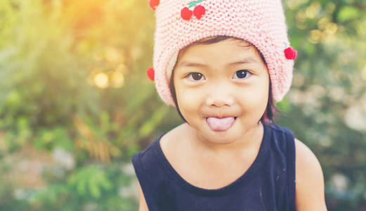 小可爱的亚洲女孩站在紫色的花田阳光日。 与自然一起享受的自由。