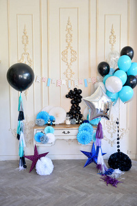 假日派对的装饰品。 很多气球。 生日装饰品的想法。